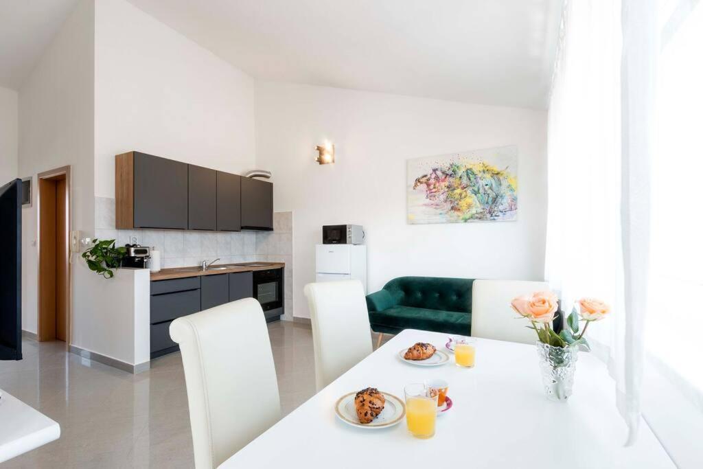 Cozy Apartment With Private Parking Medulin Exteriér fotografie